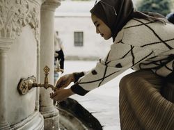 Wudhu Sambil Berbicara, Bolehkah? Ini Hukumnya