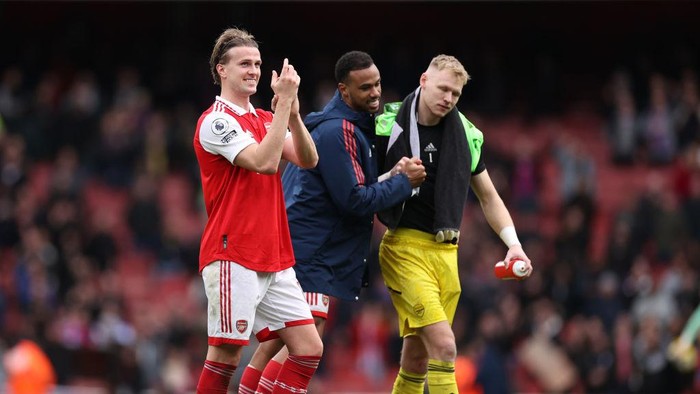 LONDON, ENGLAND - MARCH 19: Rob Holding, Gabriel and Aaron Ramsdale of Arsenal celebrate victory after the Premier League match between Arsenal FC and Crystal Palace at Emirates Stadium on March 19, 2023 in London, England. (Photo by Ryan Pierse/Getty Images)
