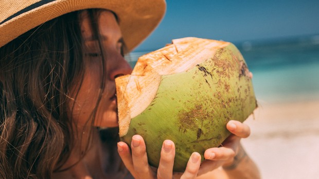 minuman buka puasa adalah air kelapa