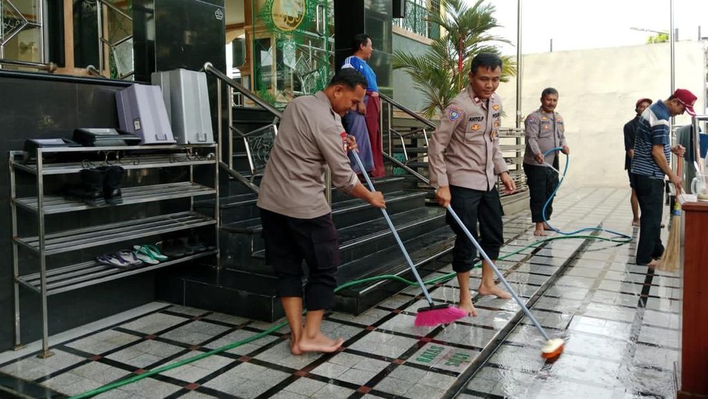 Aksi Bersih-bersih Masjid Sambut Ramadan di Tangerang Aksi Bersih-bersih Masjid Sambut Ramadan di Tangerang