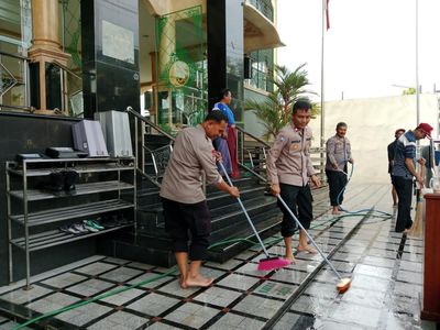 Aksi Bersih-bersih Masjid Sambut Ramadan di Tangerang