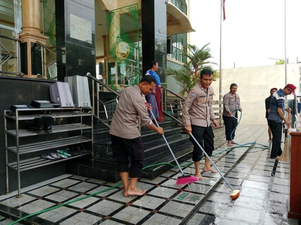 Aksi Bersih-bersih Masjid Sambut Ramadan di Tangerang