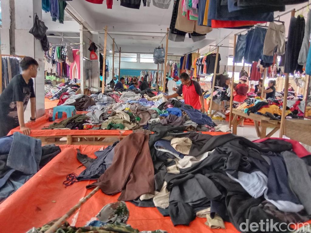 Jokowi Larang Impor Pakaian Bekas, Pedagang di Manado Mulai Jual Baju Baru