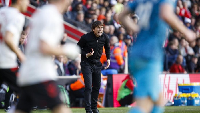 Tottenham's head coach Antonio Conte gives instructions during the English Premier League soccer match between Southampton and Tottenham at St Mary's Stadium in Southampton, England, Saturday, March 18, 2023. (AP Photo/David Cliff)