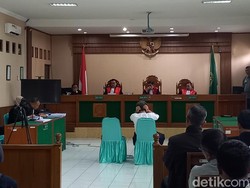 Bambang Tri Tutup Telinga saat Jaksa Bacakan Tuntutan 10 Tahun Bui