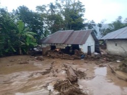 Banjir Bandang Landa Solok: Motor Hanyut, Rumah hingga Jembatan Rusak