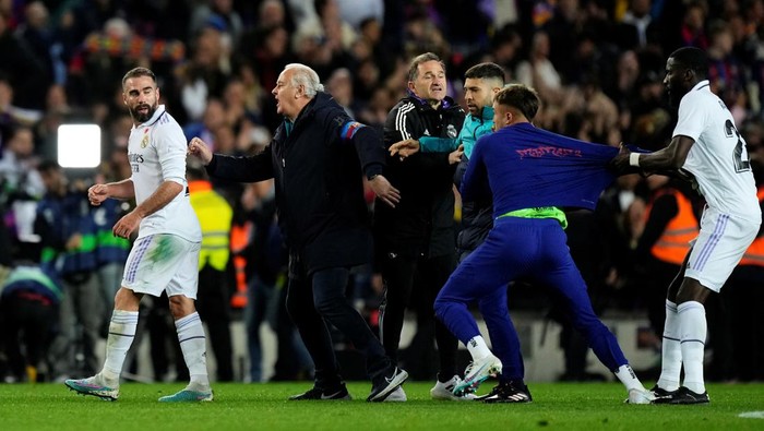 Daniel Carvajal right-back of Real Madrid and Spain and Iñaki Peña goalkeeper of Barcelona and Spain argues after the La Liga Santander match between FC Barcelona and Real Madrid CF at Spotify Camp Nou on March 19, 2023 in Barcelona, Spain. (Photo by Jose Breton/Pics Action/NurPhoto via Getty Images)