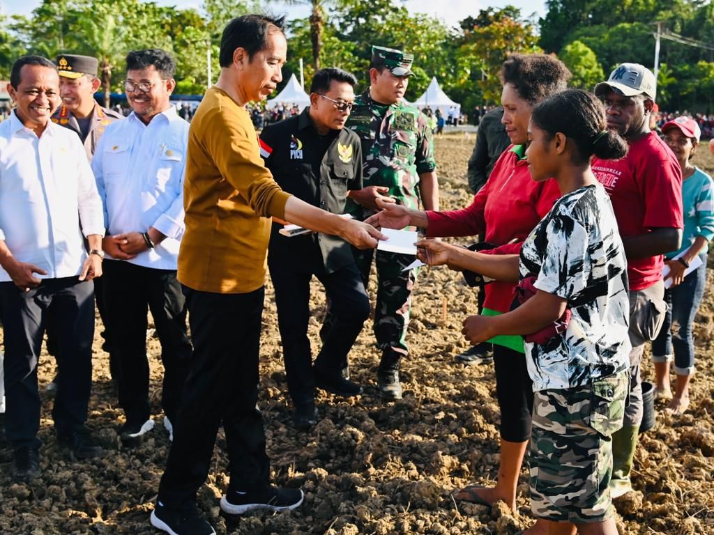Bahagianya Mama-mama Papua saat Jokowi Kunjungi Pasar Youtefa Bahagianya Mama-mama Papua saat Jokowi Kunjungi Pasar Youtefa