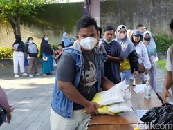 Warga Purwakarta Serbu Bazar Murah Jelang Ramadan