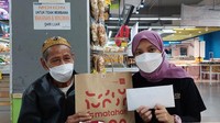 Berkat Sahabat Baik, Kakek Abas dan Istri Bisa Beli Baju Lebaran Baru