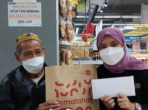 Berkat Sahabat Baik, Kakek Abas dan Istri Bisa Beli Baju Lebaran Baru