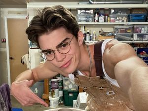 Perajin Keramik Tampan Populer di TikTok, Jadi Simbol Seks di Kalangan Gen Z Perajin Keramik Tampan Populer di TikTok, Jadi Simbol Seks di Kalangan Gen Z