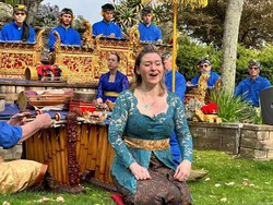 Bule-bule Ini Boleh Ditiru! Mereka Luwes Menari Bali, Pandai Menabuh Gamelan