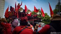 Buruh Demo di Depan Kemnaker, Tolak Aturan Potong Upah 25%