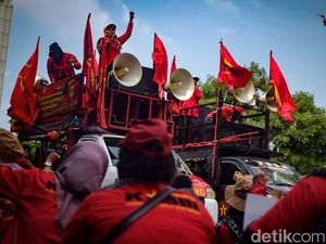 Buruh Demo di Depan Kemnaker, Tolak Aturan Potong Upah 25% Buruh Demo di Depan Kemnaker, Tolak Aturan Potong Upah 25%