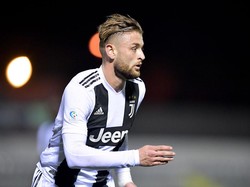 Pipis di Pinggir Lapangan, Pemain Ini Diganjar Kartu Merah