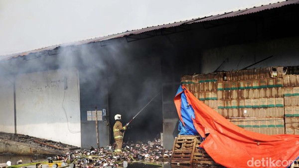 Kebakaran gudang sewaan milik Food Station di Cipinang, Jakarta Timur, sudah padam, Selasa (21/3/2023). Saat ini Damkar hanya melakukan pendinginan.