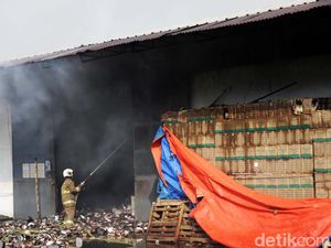 Penampakan Gudang Sembako di Cipinang Terbakar