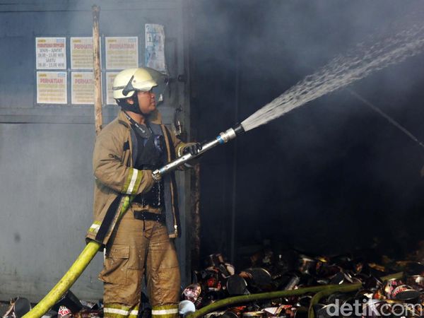 Sisa-sisa Kebakaran Hebat yang Melanda Gudang Sembako di Cipinang
