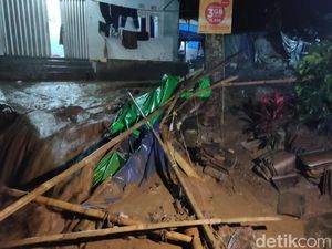 Duka Warga Cianjur, Belum Pulih dari Gempa Dilanda Banjir Bandang Duka Warga Cianjur, Belum Pulih dari Gempa Dilanda Banjir Bandang