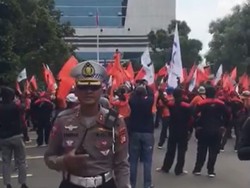 Buruh Demo di Kemnaker, Jalan Gatot Subroto Arah Cawang Macet!
