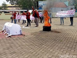 Mahasiswa Unmuh Madiun Demo Desak Rektor Mundur
