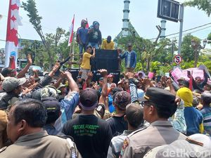 Ratusan Petani Geruduk Pemkab Lamongan Tuntut Program Perhutanan Sosial Ratusan Petani Geruduk Pemkab Lamongan Tuntut Program Perhutanan Sosial