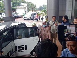 Dilimpahkan ke Jaksa, AG Pacar Mario Dandy Tiba di Kejari Jaksel