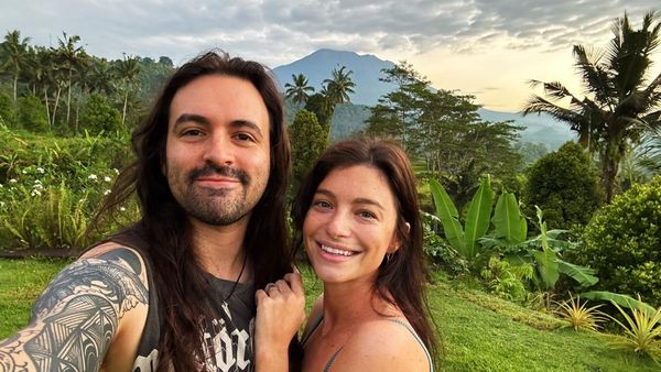 Potret Drummer Slipknot, Istrinya yang Cantik dan Keindahan Bali