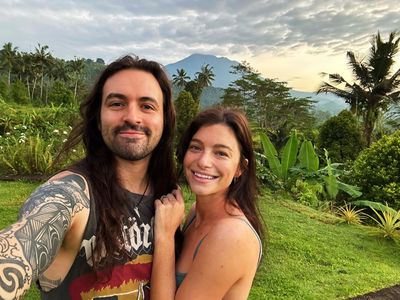 Potret Drummer Slipknot, Istrinya yang Cantik dan Keindahan Bali