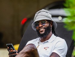 Lewat media sosial pribadinya, Emmanuel Adebayor tak sekadar memamerkan kehidupan glamornya. Namun, Adebayor turut menyelipkan kata-kata motivasi (Instagram/e_adebayor)