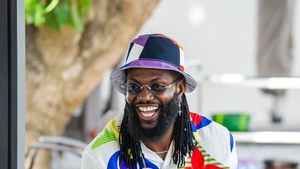 Gaya Glamor Masa Tua Adebayor