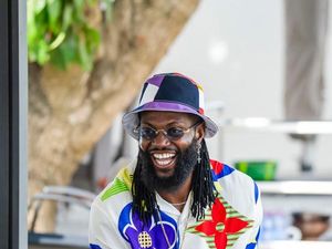 Gaya Glamor Masa Tua Adebayor