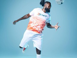 Adebayor kini jadi brand ambassador beberapa brand dunia. Dirinya diketahui juga mengelola beberapa bisnis di negaranya, Togo dan kerap menyumbang untuk badan amal-badan amal dunia (Instagram/e_adebayor)