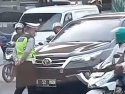 Viral Aksi Sopir Fortuner Arogan: Disetop Malah Ngotot Sundul Polisi