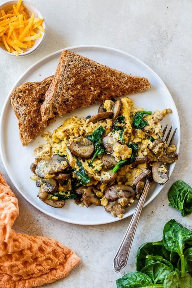 Scrambled egg dengan bayam dan jamur/