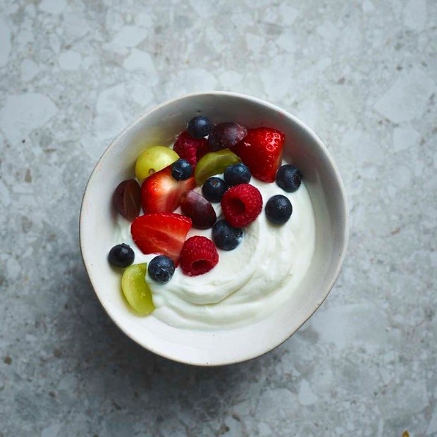 Greek yogurt dan buah-buahan/