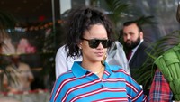 Gaya Rihanna Pamer Perut Hamil, Polo Shirt Rp 13 Juta Digulung Jadi Crop Top