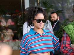 Gaya Rihanna Pamer Perut Hamil, Polo Shirt Rp 13 Juta Digulung Jadi Crop Top