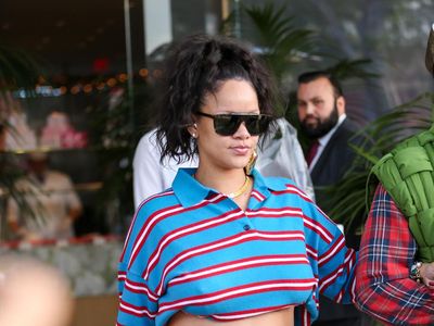 Gaya Rihanna Pamer Perut Hamil, Polo Shirt Rp 13 Juta Digulung Jadi Crop Top