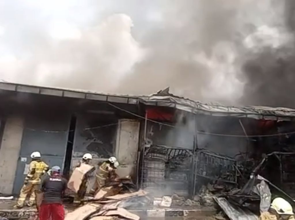 Kebakaran Gudang Sembako di Cipinang Padam Usai 3 Jam Kebakaran Gudang Sembako di Cipinang Padam Usai 3 Jam