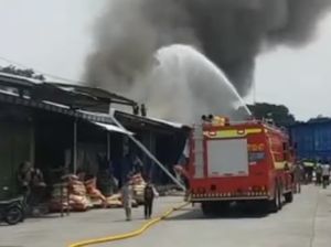 Gudang Sembako di Cipinang Terbakar, Food Station Jamin Stok Aman Gudang Sembako di Cipinang Terbakar, Food Station Jamin Stok Aman