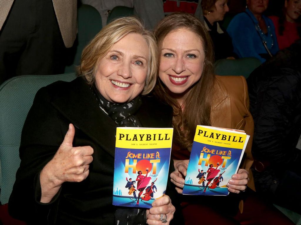 Duh, Hilary dan Chelsea Clinton Diteror Kotoran Manusia Duh, Hilary dan Chelsea Clinton Diteror Kotoran Manusia