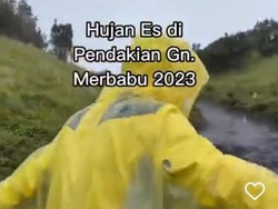 Momen Langka, Hujan Es Guyur Kawasan Puncak Merbabu