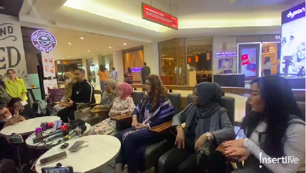 Konferensi Pers Ibu Ferry Irawan
