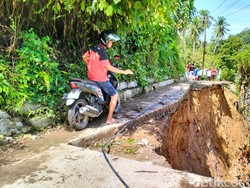 Jembatan di Polman Putus Diterjang Banjir, 2.000 Warga Terisolir