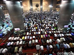 Tata Cara Salat Tarawih 8 Rakaat 4 Salam dan Bacaan Niatnya