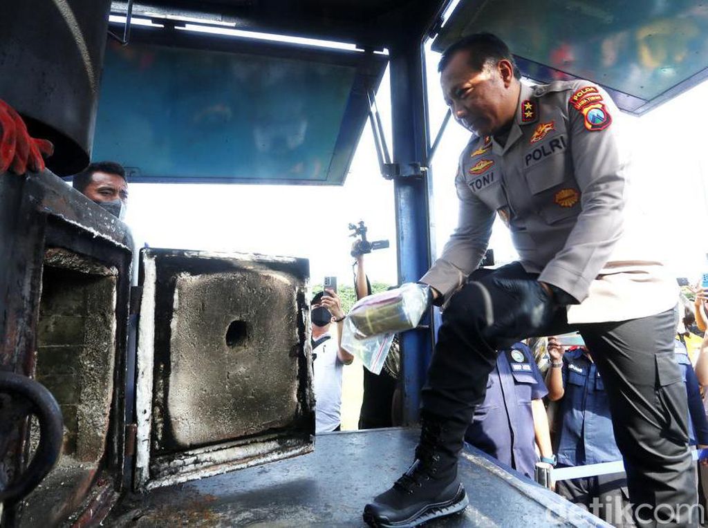 61 Kg Sabu-50 Kg Ganja Dimusnahkan di Jatim Jelang Ramadhan 61 Kg Sabu-50 Kg Ganja Dimusnahkan di Jatim Jelang Ramadhan