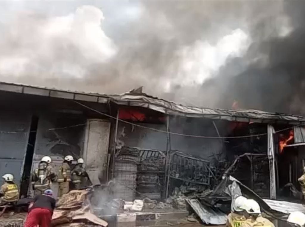 2 Jam Berlalu, Kebakaran Hebat Gudang Sembako di Cipinang Belum Padam