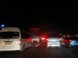 Ada Perbaikan Jalan, Lalin KM 57 Tol Jakarta-Cikampek Padat Ada Perbaikan Jalan, Lalin KM 57 Tol Jakarta-Cikampek Padat